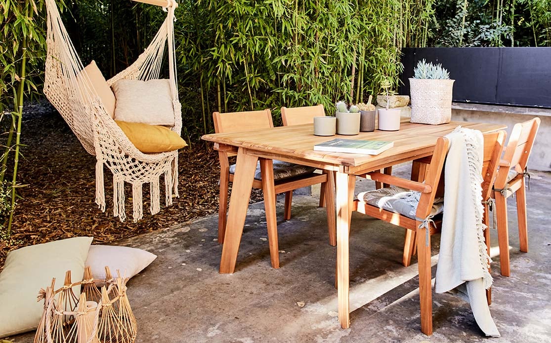 table de jardin en bois et chaise suspendue